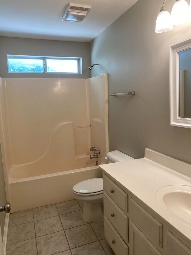 Building Photo - Beautiful 3/2 Home in Lake Azalea Subdivis...