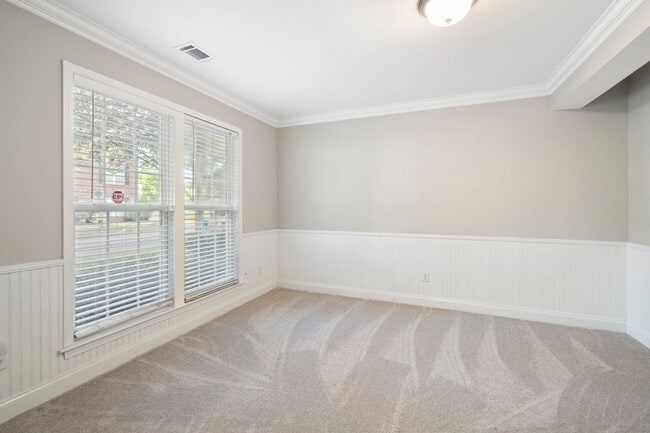 Building Photo - Newly remodeled townhome
