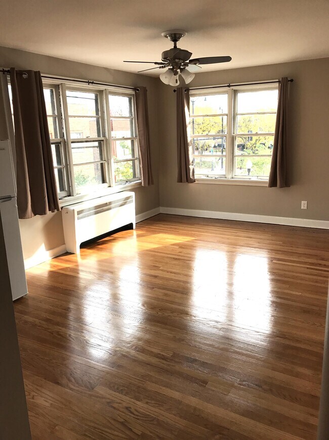 Building Photo - 114 N Spring St