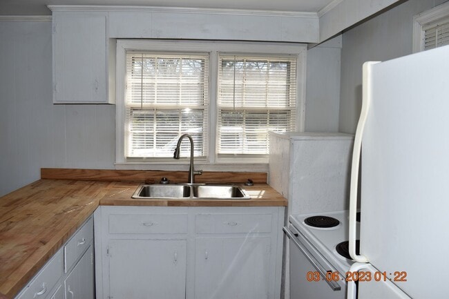 Building Photo - 2 Bed 1 Bathroom Single Family Home For Rent