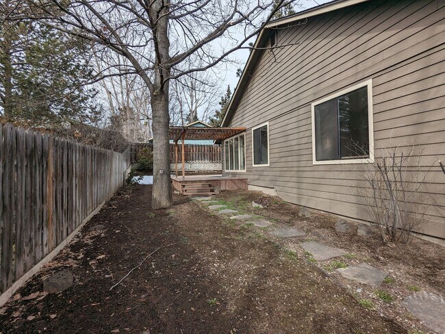 Building Photo - Charming 3x2 on Cul-de-sac with a double-car garage and fenced backyard near Hollinshead Park in ...