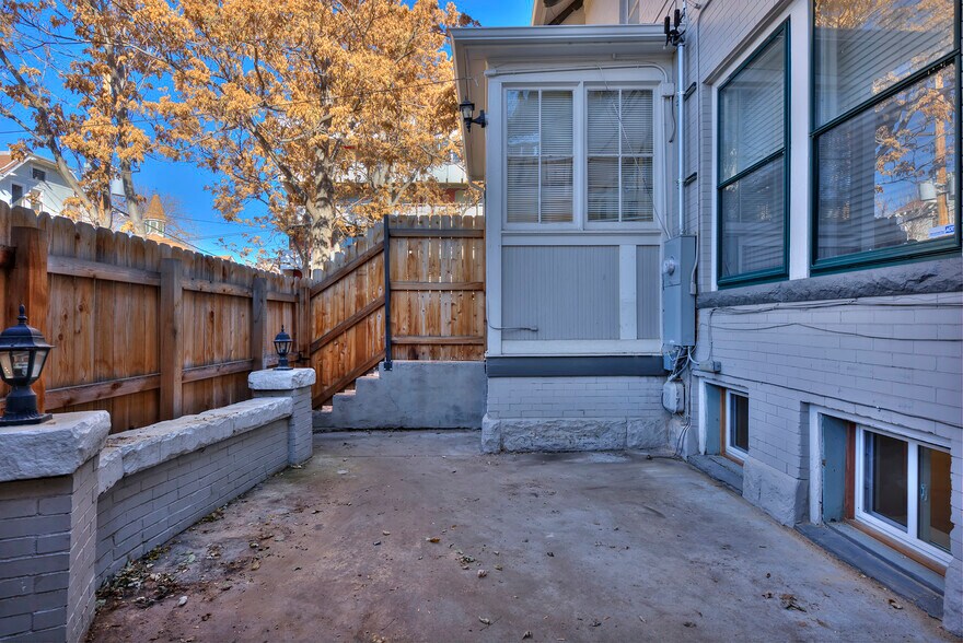 Private patio - 915 Clarkson Street