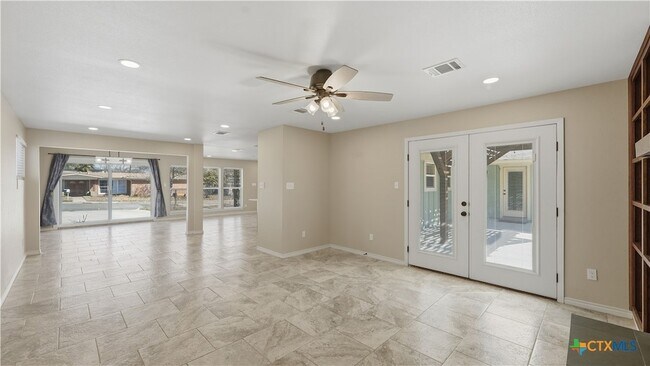 Building Photo - 1409 Highland Dr