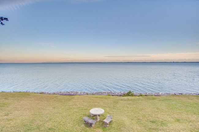 Building Photo - Stylish Condo in Waterfront Bayview Terrace – Updated Interiors, In-Unit Washer/Dryer, Access to ...