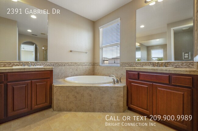 Building Photo - 2391 Gabriel Dr