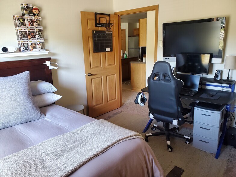 Building Photo - 4984 Service Dr