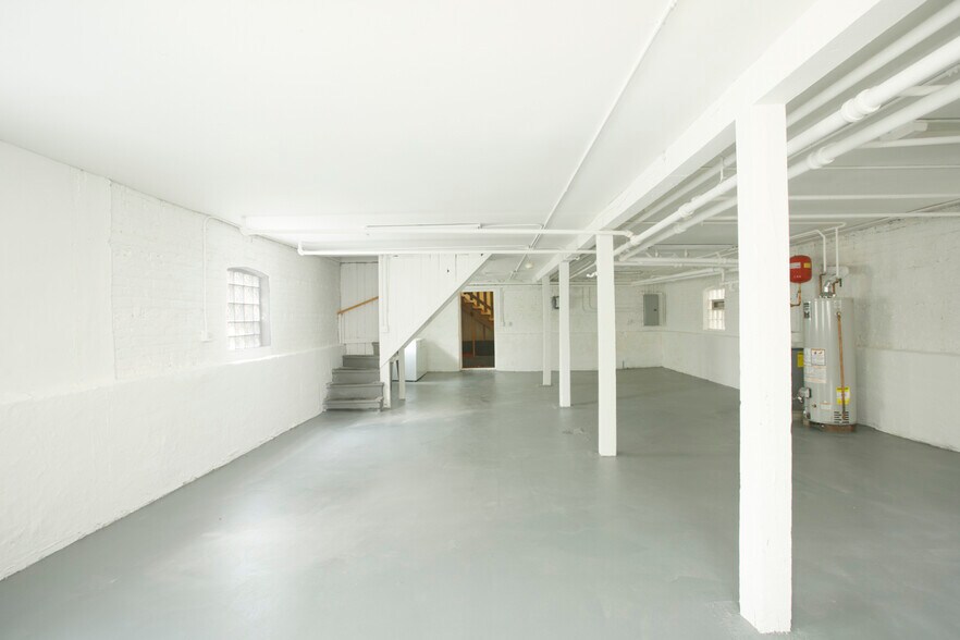 Building Photo - 2152 W Webster Ave