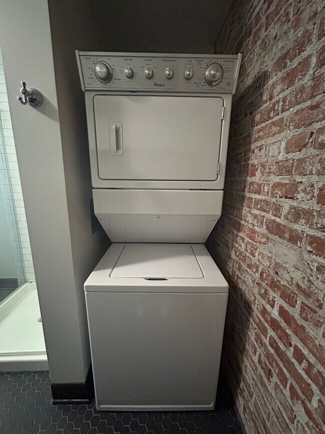 Building Photo - LEASE SPECIAL! HALF OFF FIRST FULL MONTH! Historic and Upscale 1 Bedroom 1 Bathroom Downtown