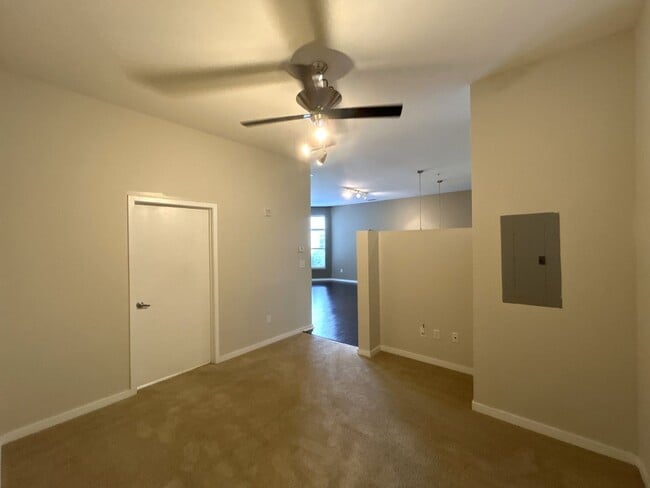 Building Photo - Live on the edge of Dilworth in Charlotte'...