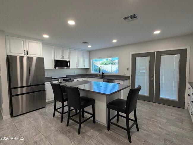 Building Photo - 4140 W Paradise Dr