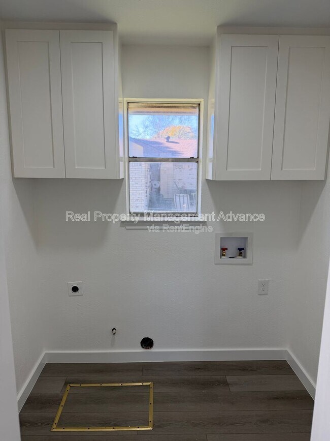 Building Photo - 905 Bromwich St