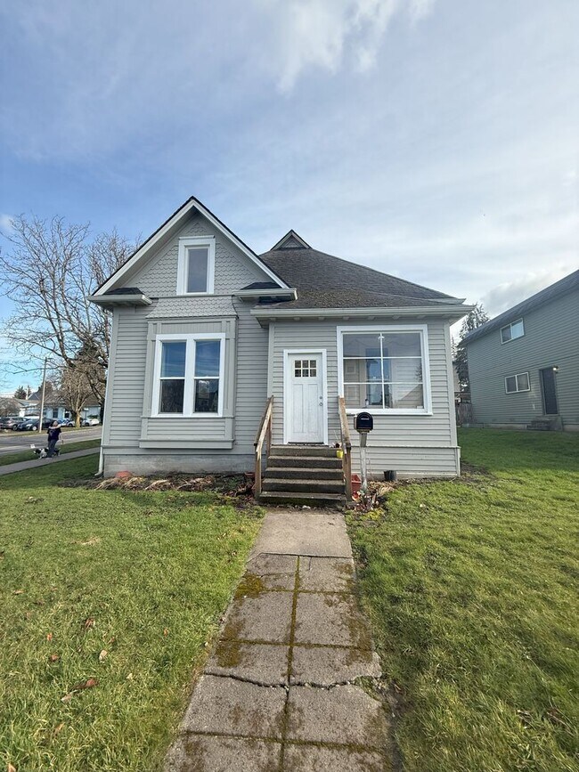 Building Photo - Great 6 bdrm/2 bath close to WWU and downtown