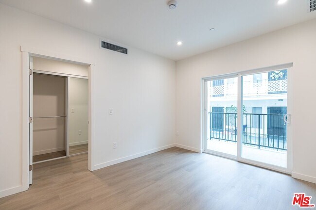 Building Photo - 1227 N Berendo St