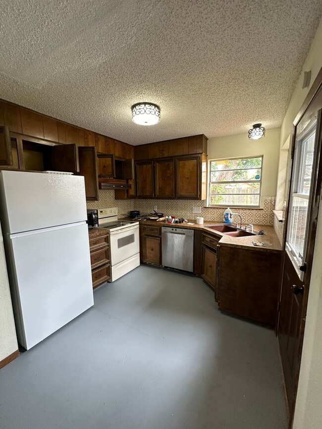 Building Photo - A Large 2 Bed with Sauna and walk in Jacuzzi! Large Rec Room!