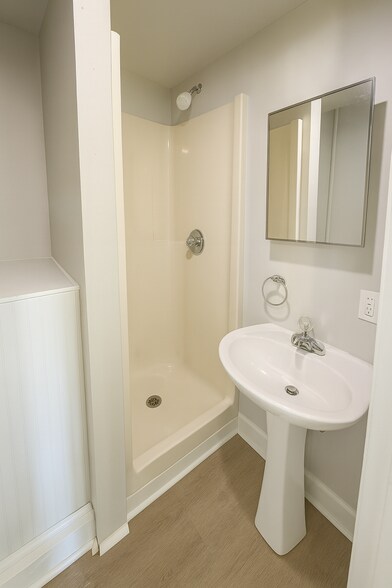 Building Photo - 164 Main St