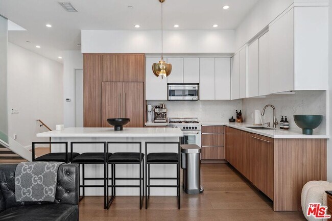 Building Photo - 1251 N Formosa Ave