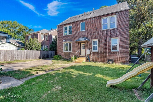 Building Photo - Beautiful 3 Bed 3 Bath