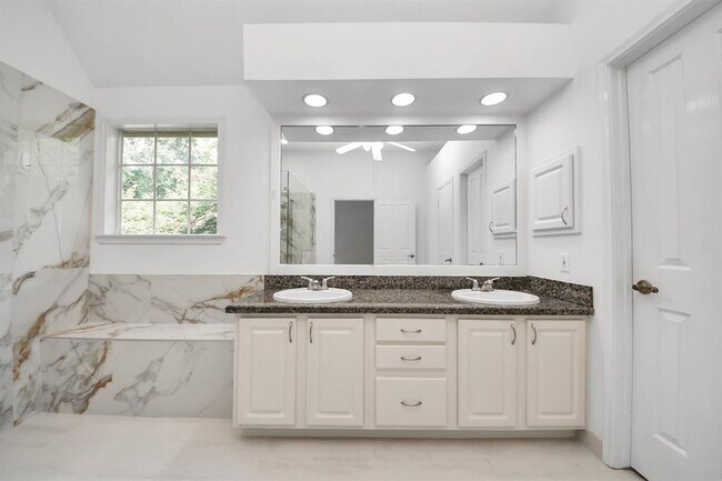 Building Photo - 103 Lakeridge Dr