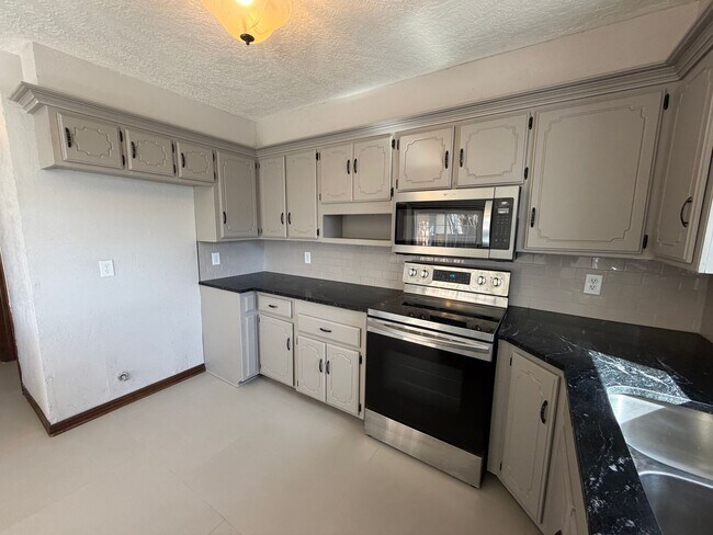 Building Photo - Beautiful 3bed/2.5bath Updated Westside Norman Home Available for Rent!