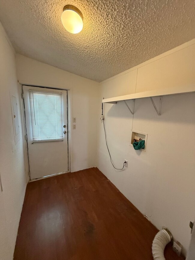 Building Photo - Counties Property on an Acre for Rent!