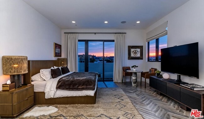 Building Photo - 137 N Doheny Dr