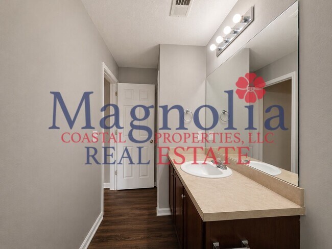 Building Photo - 4 Bedrooms, 2.5 Bathrooms in Live Oak Subdivision