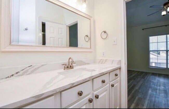 Building Photo - 12755 Mill Ridge Dr