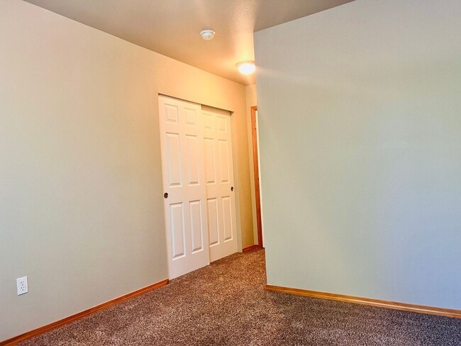 Building Photo - Enormous 4 Bed 2.5Bath + Bonus Room Great Lacey Neighborhood