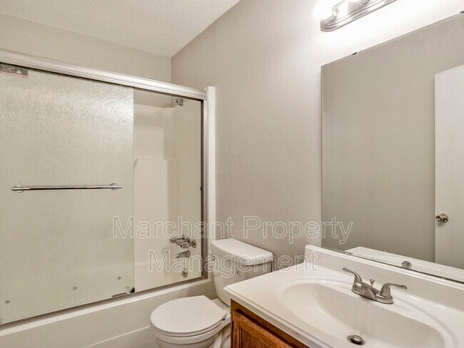 Building Photo - 106 E Bay Ct