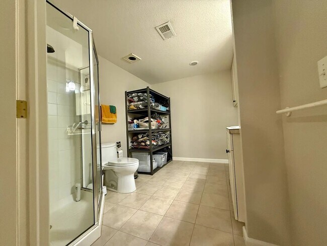 Building Photo - Furnished or Unfurnished: Updated 4 Bed 3....