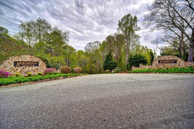 Building Photo - 329 Arrowood Pointe