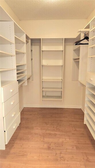 Building Photo - 3037 Crest Dr