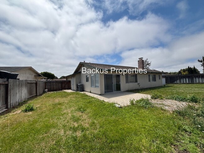 Building Photo - Spacious fenced yard - Three bedroom home ...