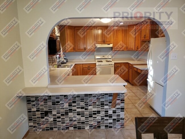 Building Photo - 3 bedroom, 2.5 bath Single-Family Home