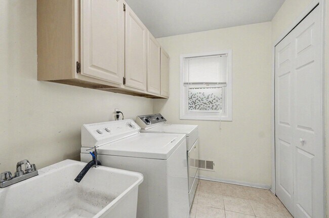 Building Photo - 456 Essex Dr