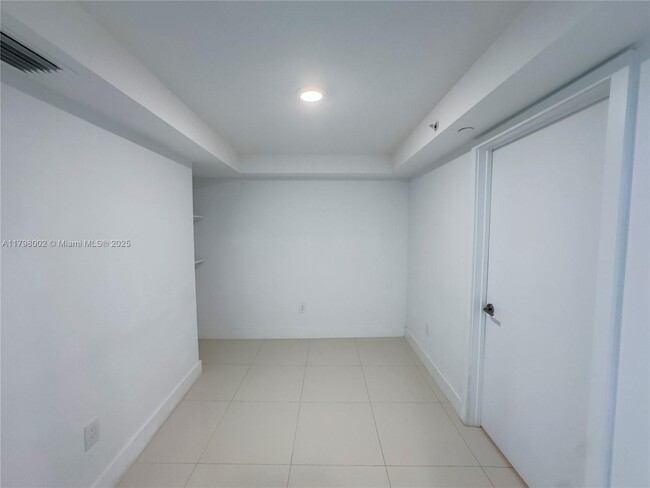 Building Photo - 9261 E Bay Harbor Dr