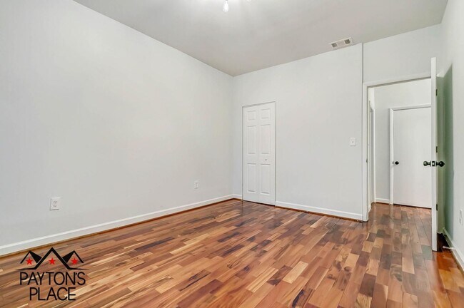 Building Photo - Spacious Apartment with Outdoor space