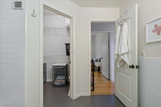 Building Photo - 6000 Shepherd Mountain Cove