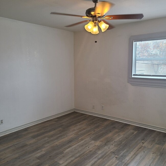 Building Photo - Spacious 2 BR/2.5 bath townhome near the Medical Center w/a fenced in yard!