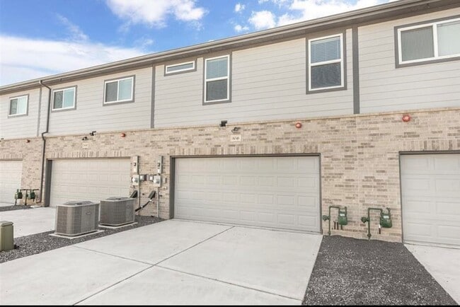 Building Photo - 8046 Scanlan Trce