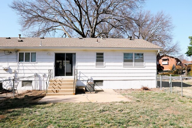 Building Photo - Spacious 3 Bedroom, 2 Bath Duplex with Att...