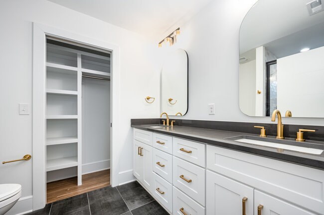 Building Photo - Room in Townhome on Donna Ave