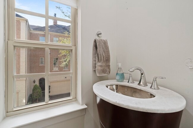 Building Photo - 2174 Briarglen Dr