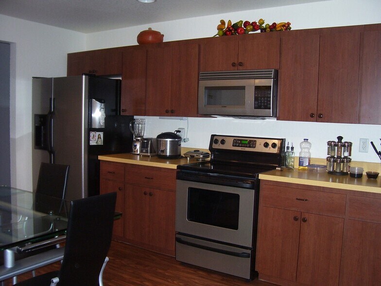 Building Photo - 7166 Summit Dr