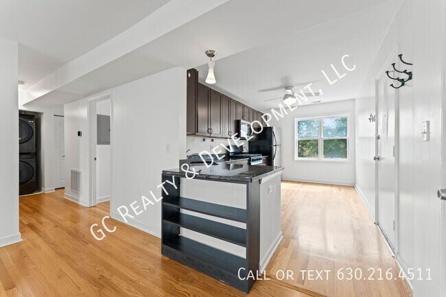 Building Photo - 6429 N Damen Ave