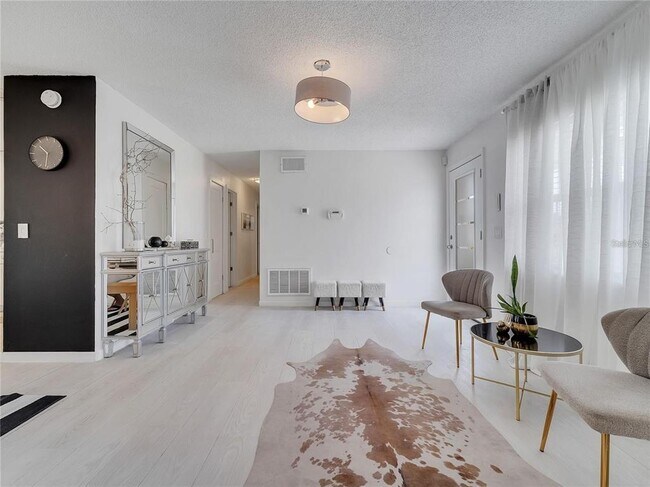 Building Photo - 4754 Lake Shore Dr