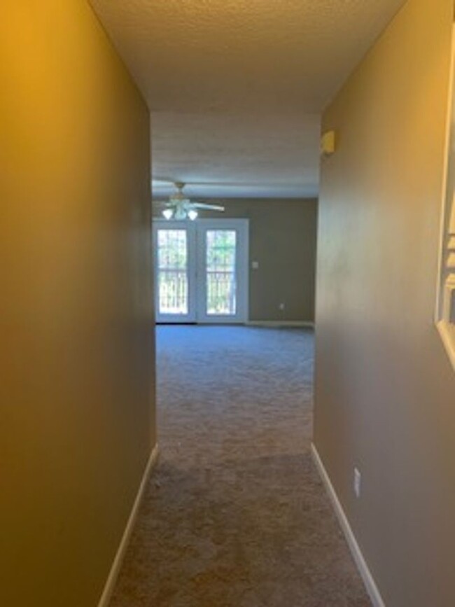 Building Photo - 4 Bedroom 3 Bath Townhouse in Batchelor He...