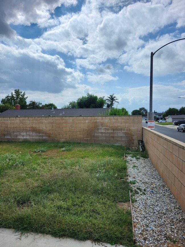 Building Photo - Inviting 3-Bedroom Home