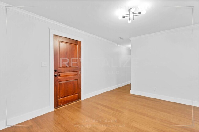 Building Photo - Newly Renovated 3 Bed / 2.5 Bath with Doub...