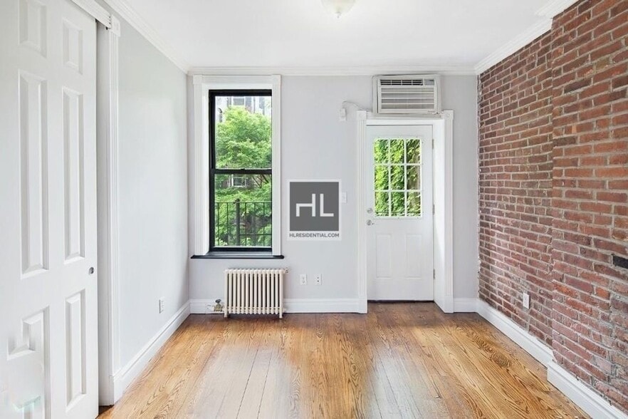 Building Photo - Perry Street